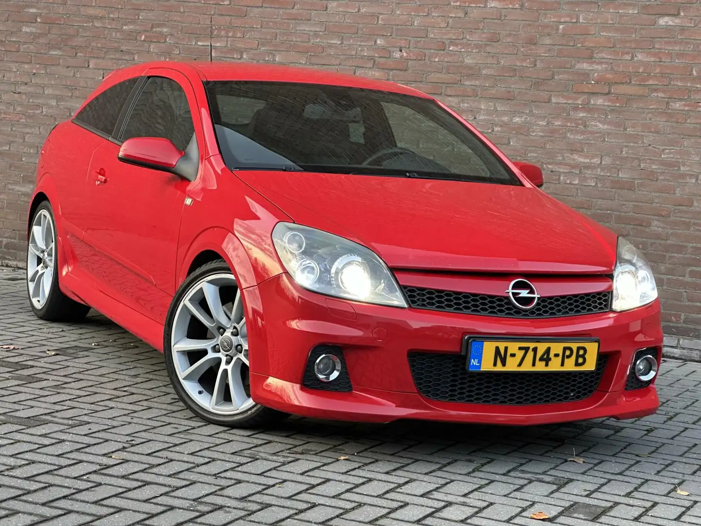 Opel Astra GTC 2.0 T OPC 241PK - Xenon - Leder - Recaro - Nav Rot - 2