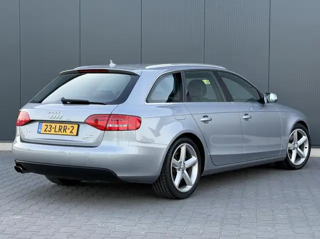 Audi A4 view 4