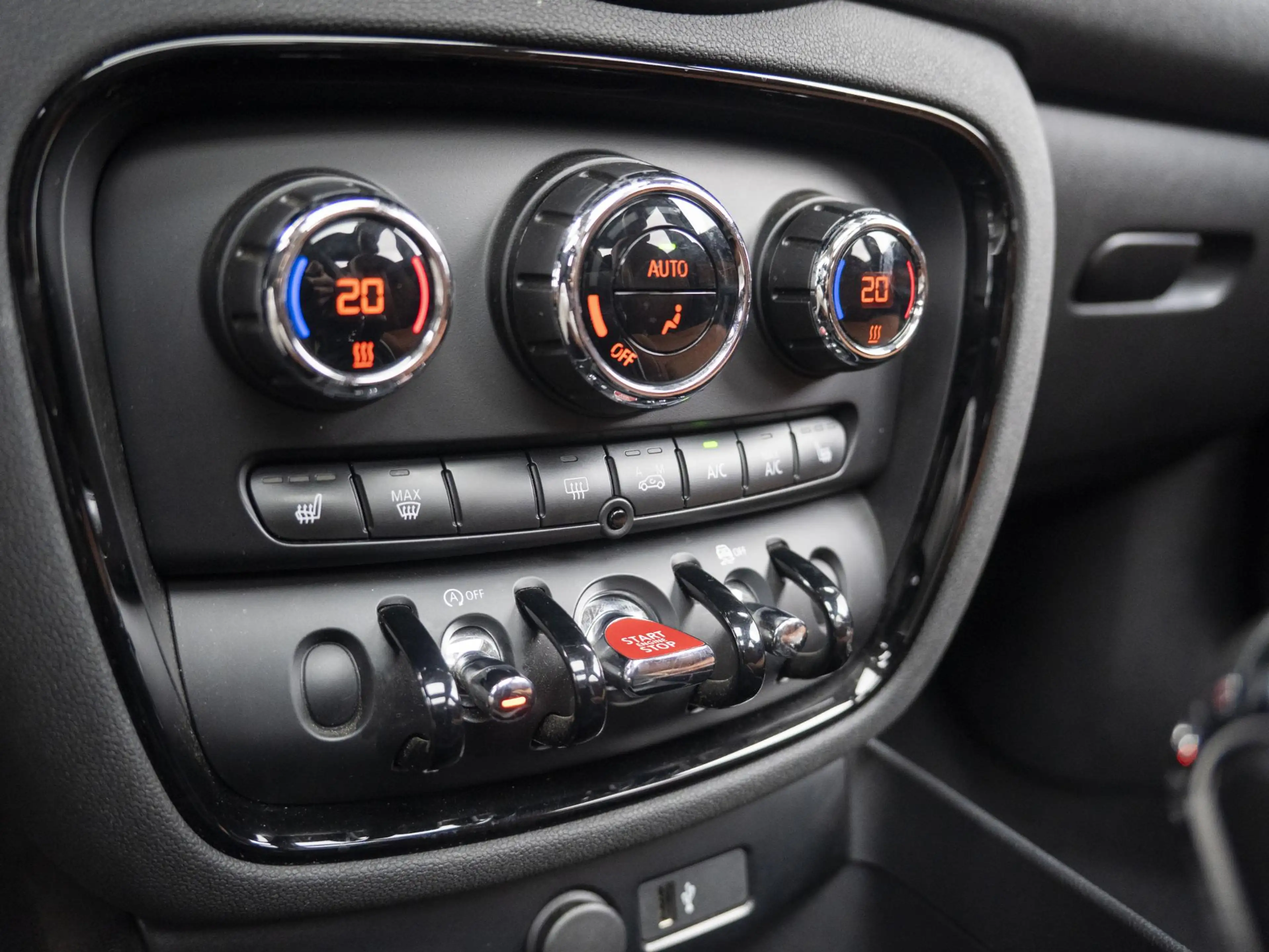 MINI Cooper Clubman Aut. Business Plus + Chester Leder + Panoramadak — photo 14
