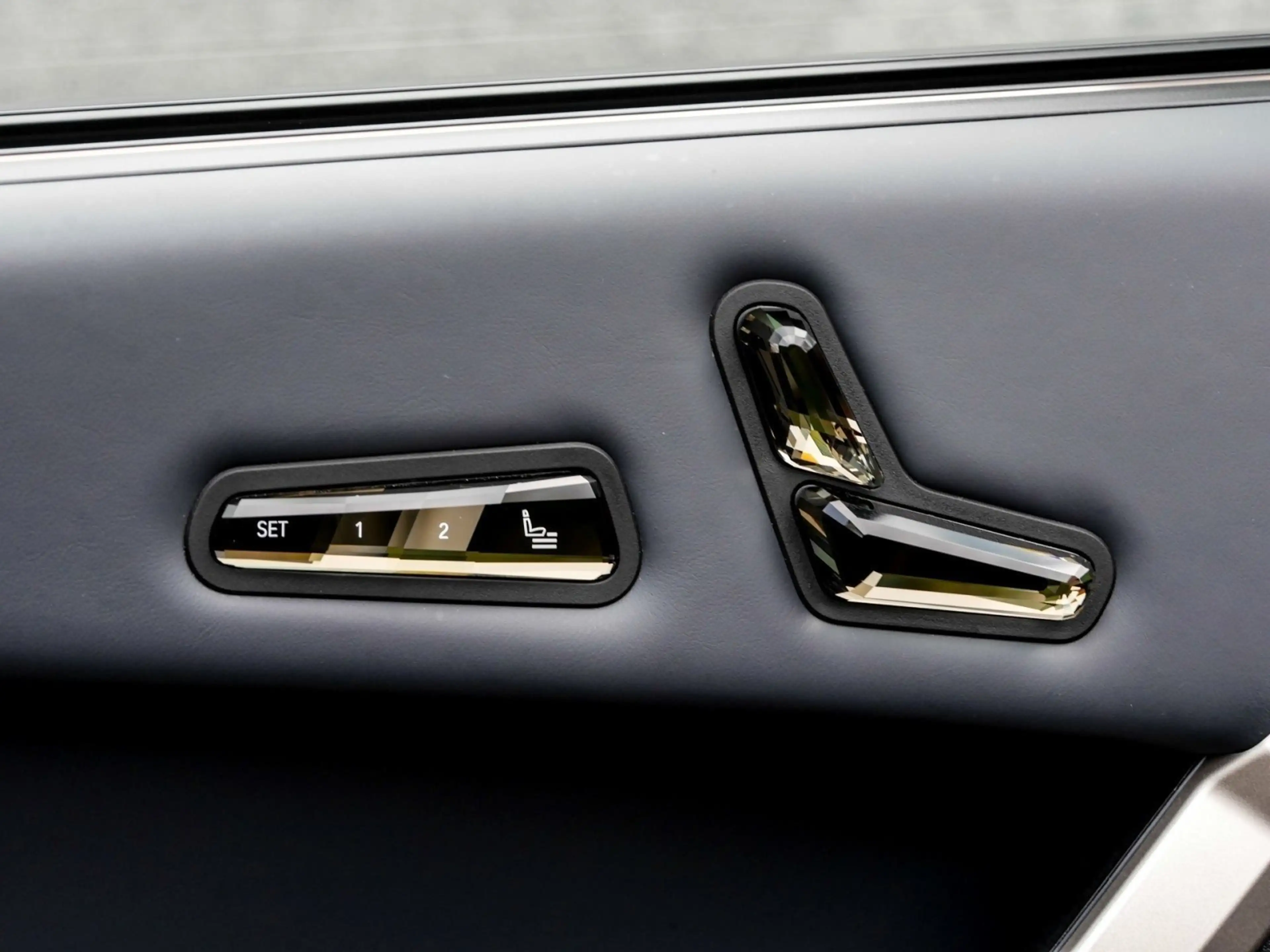 BMW iX xDrive40 SPORTPAKET+HuD+AHK+H/K+DA PROF+360° — photo 14