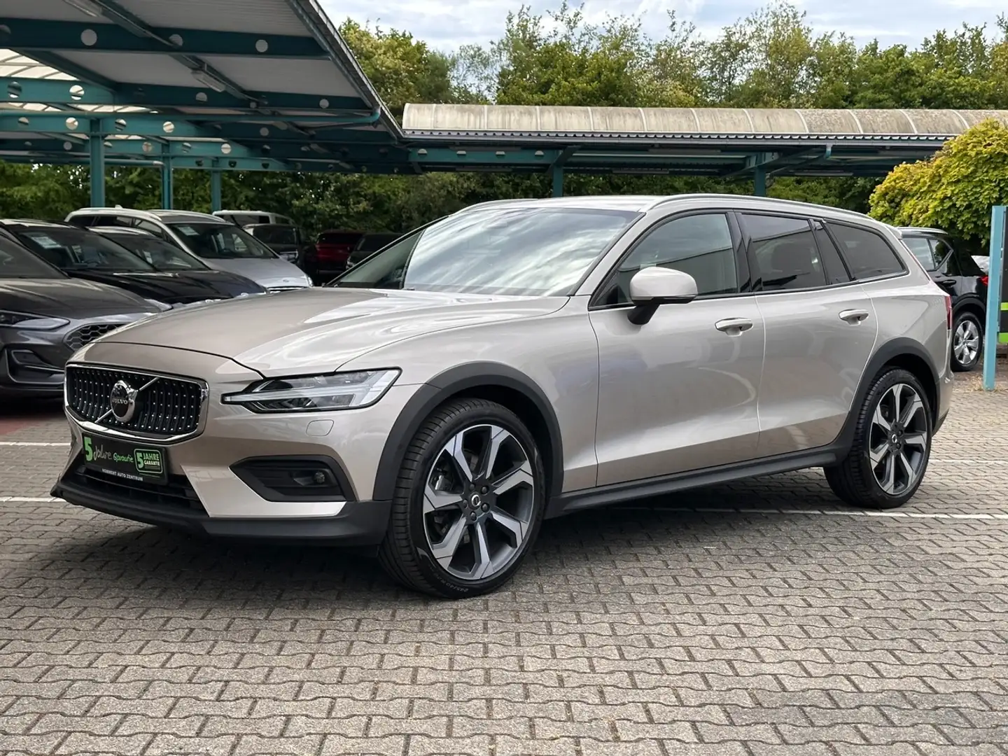 Volvo V60 Cross Country B4 AWD Plus *beh.Lenk*Kamera* Beige - 2