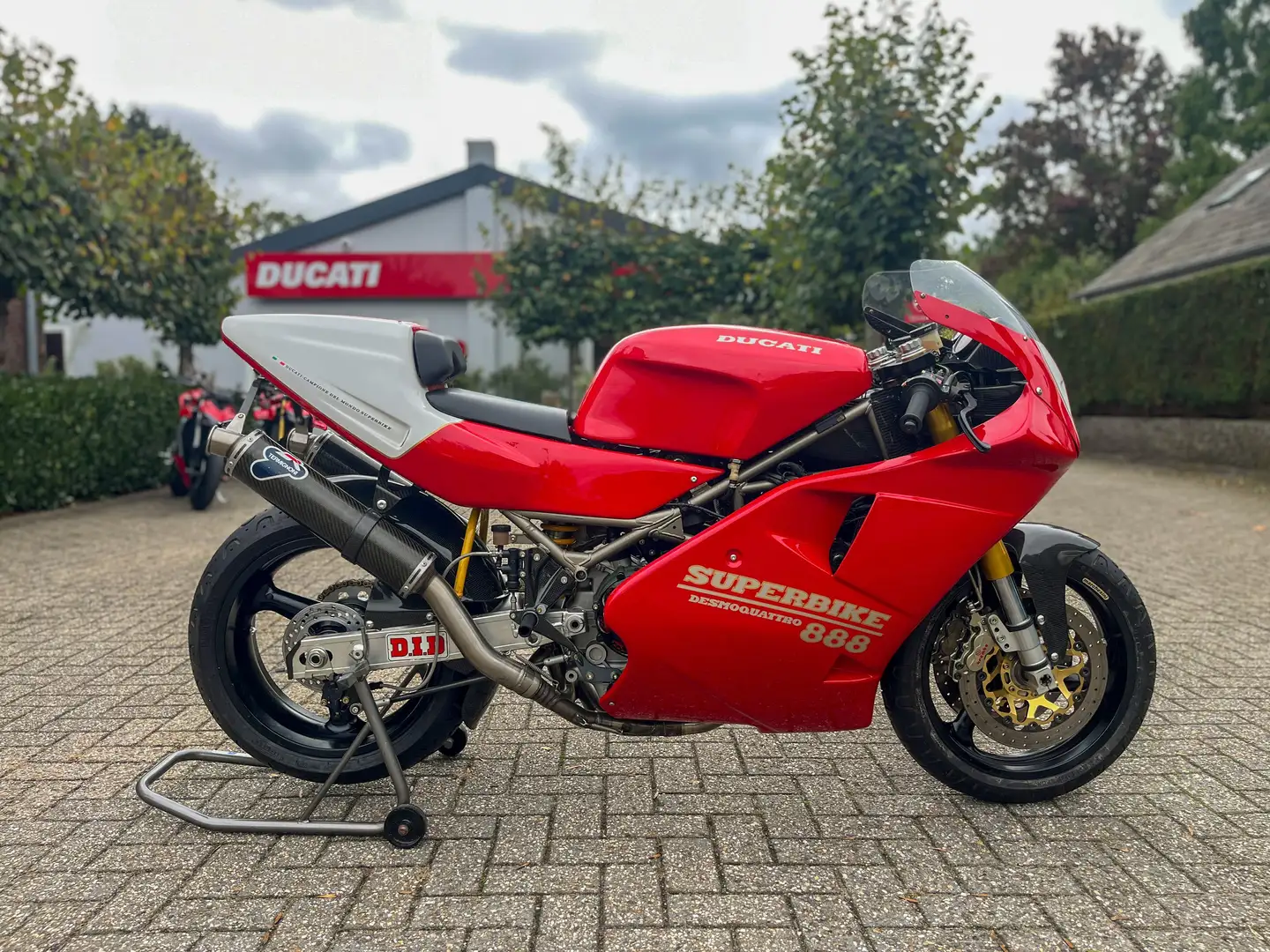 Ducati 888 Corsa Red - 1