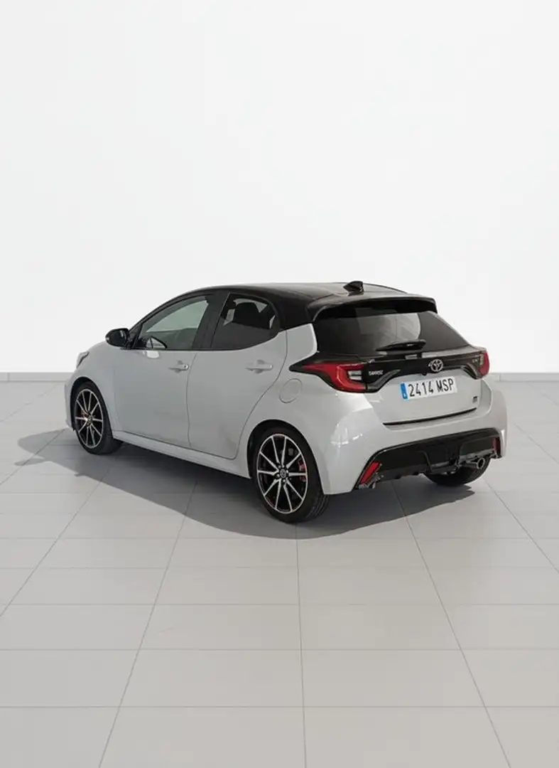 Toyota Yaris 130H 1.5 GR Sport Plus Gris - 2