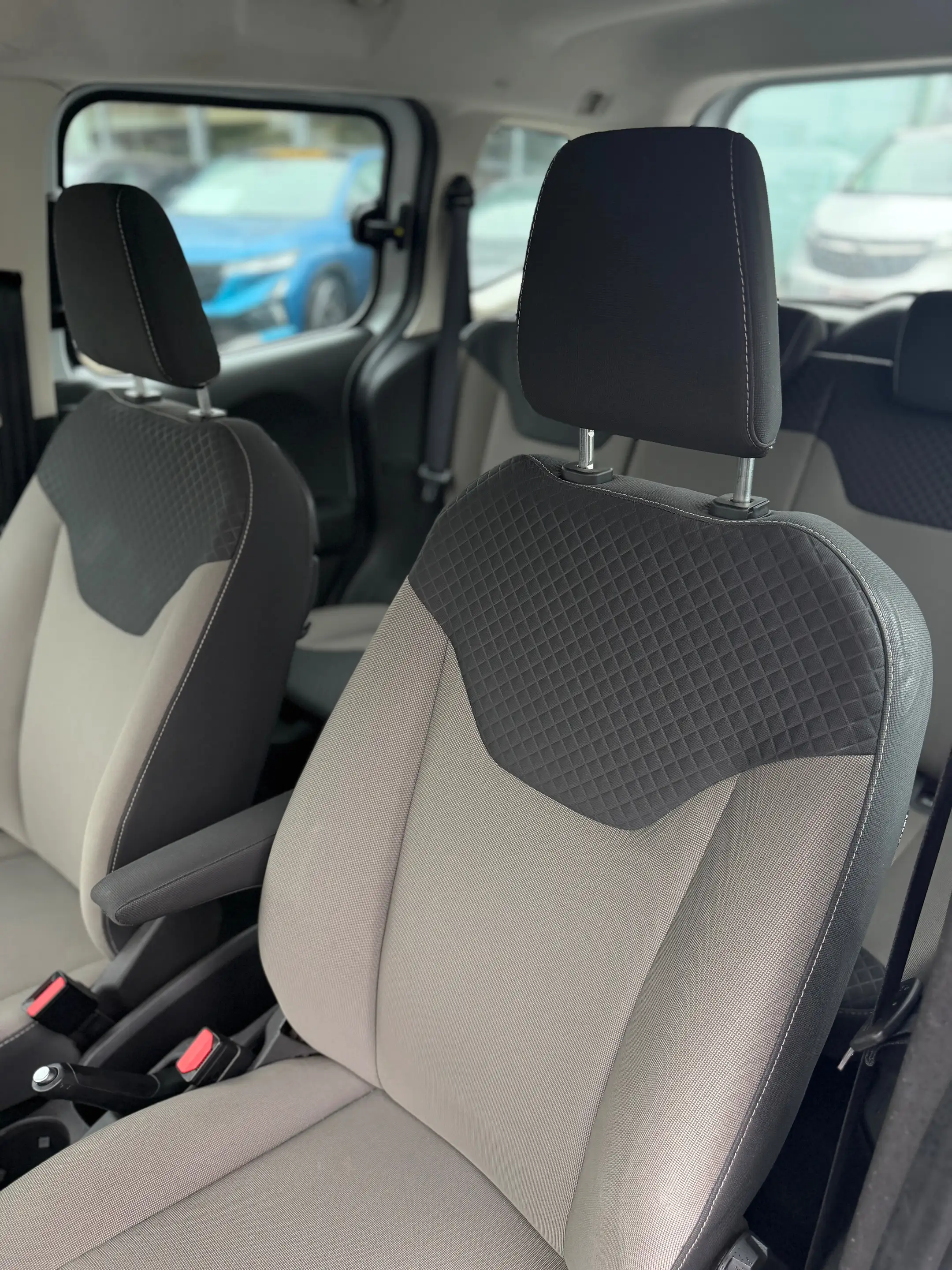 Ford Tourneo Courier 1.0 EcoBoost Ambiente — photo 11