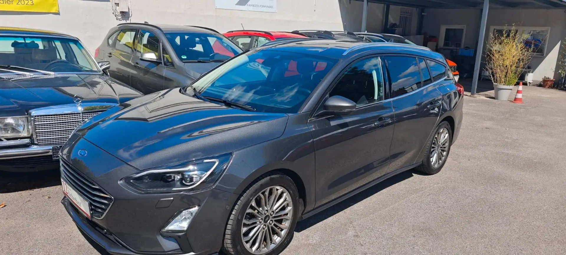 Ford Focus Turnier Titanium Grau - 1