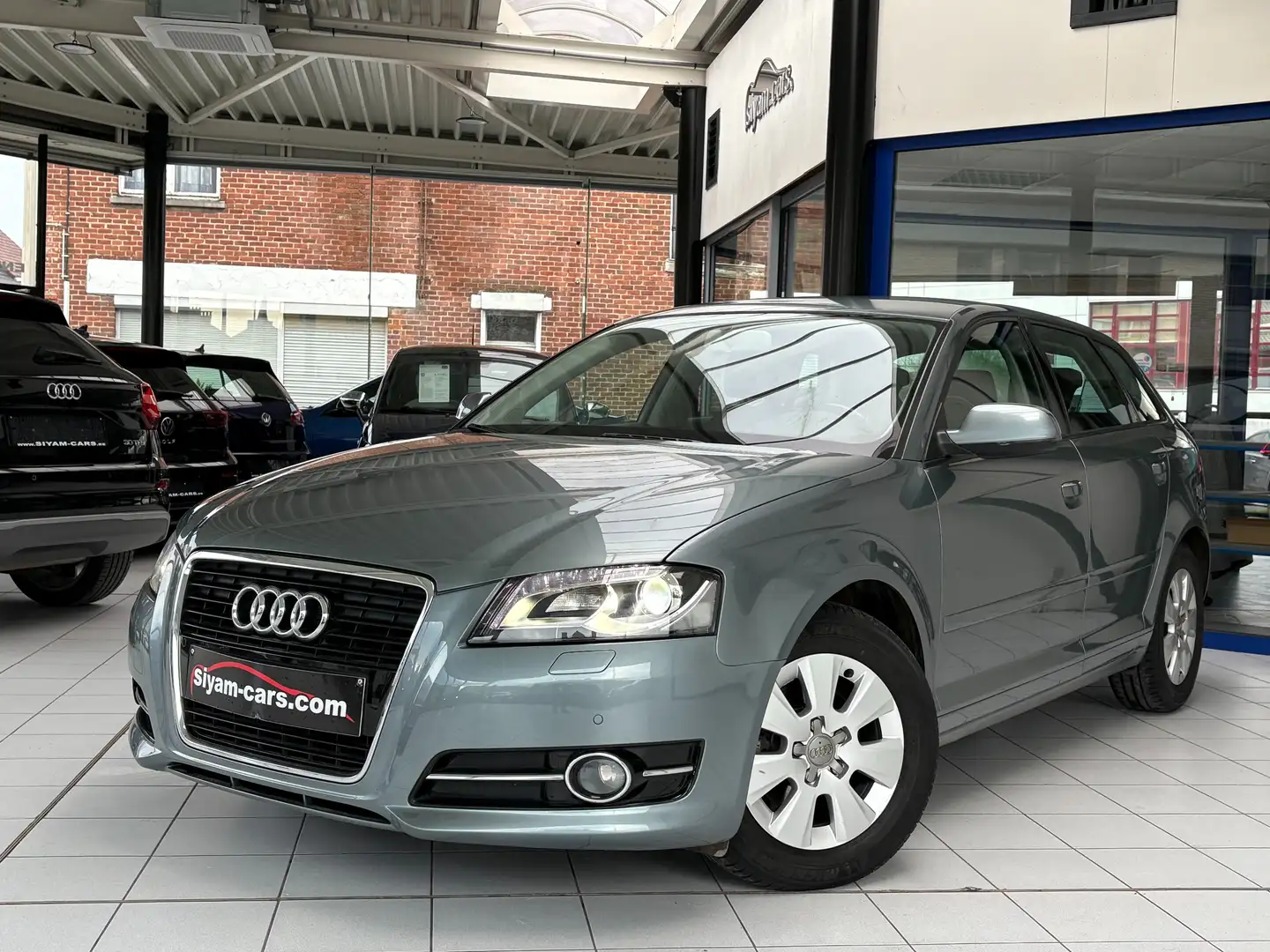Audi A3 Sportback 1.6 TDi *XENON*CUIR*PDC*1ER PROP*JANTE Grijs - 1