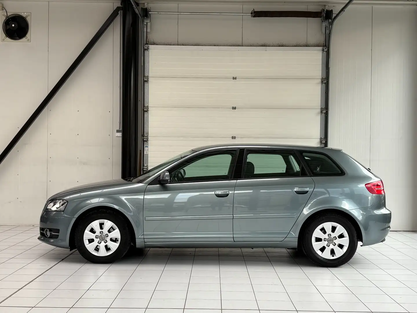 Audi A3 Sportback 1.6 TDi *XENON*CUIR*PDC*1ER PROP*JANTE Grijs - 2
