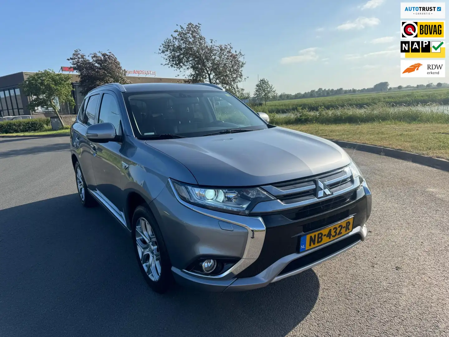 Mitsubishi Outlander 2.0 PHEV Pure, Aut, Cam, Keyless, Carplay, 1e eig Gris - 1
