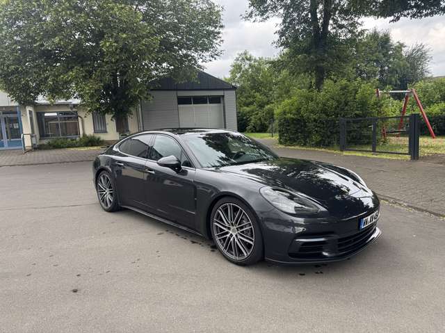 Imagine Porsche Panamera 4