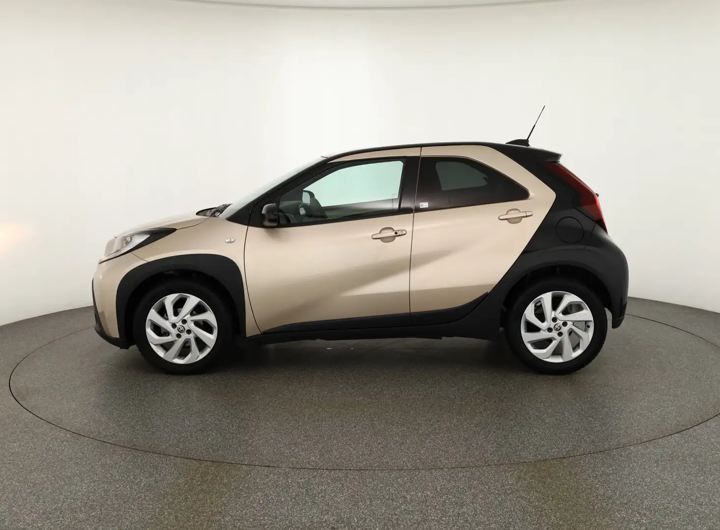 Toyota Aygo X 1.0 VVT-i Auto. Pulse ACC Sitzheizung DAB Beige - 2