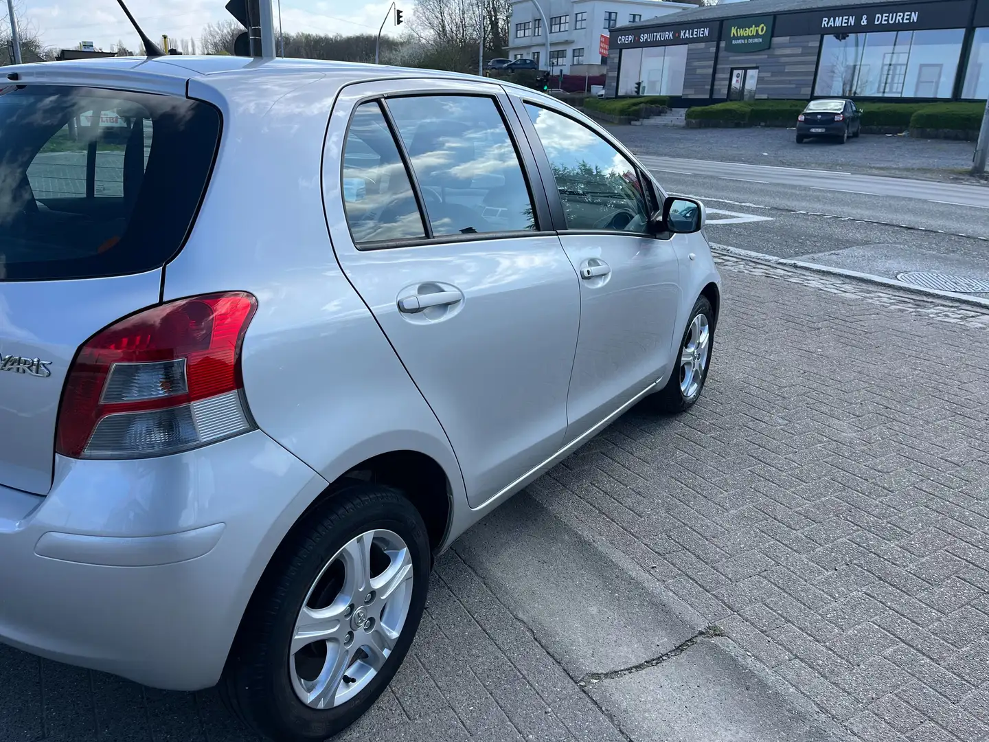 Toyota Yaris 1.0i VVT-i Comfort Garantie Gris - 2