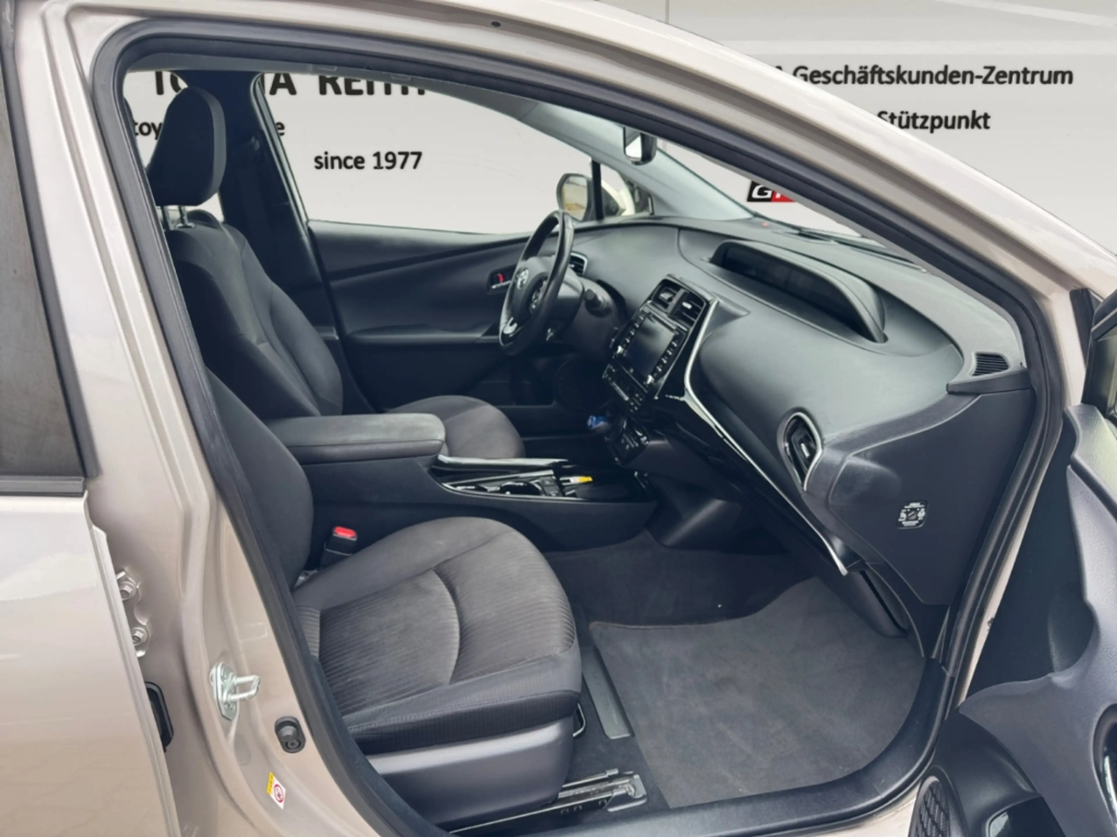 Toyota Prius Comfort HUD LED Mehrzonenklima DAB SHZ Keyless Ent — photo 9