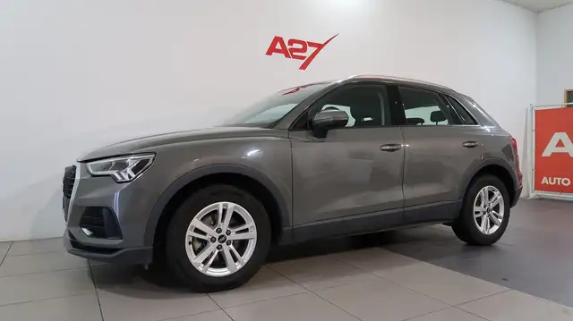 Audi Q3 view 11
