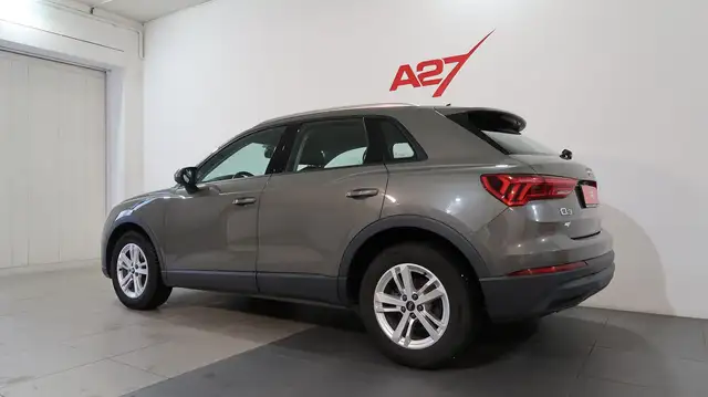 Audi Q3 view 13