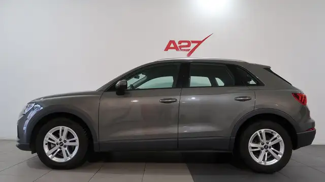 Audi Q3 view 3