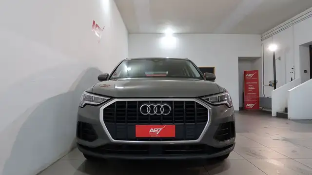 Audi Q3 view 9