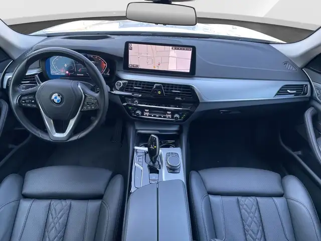 BMW 5 Series view 8
