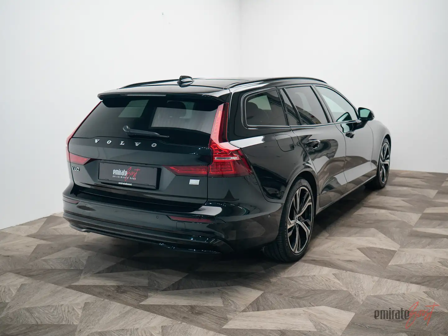 Volvo V60 *Verkauft*Plus Dark Recharge Plug-In Hybrid AWD Schwarz - 2