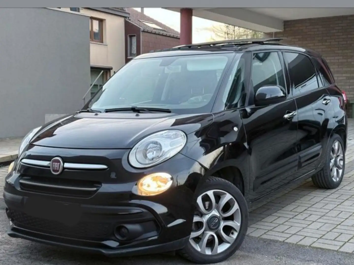 Fiat 500L Urban 1.3 Multijet Start&Stopp Dualogic Lounge Zwart - 1