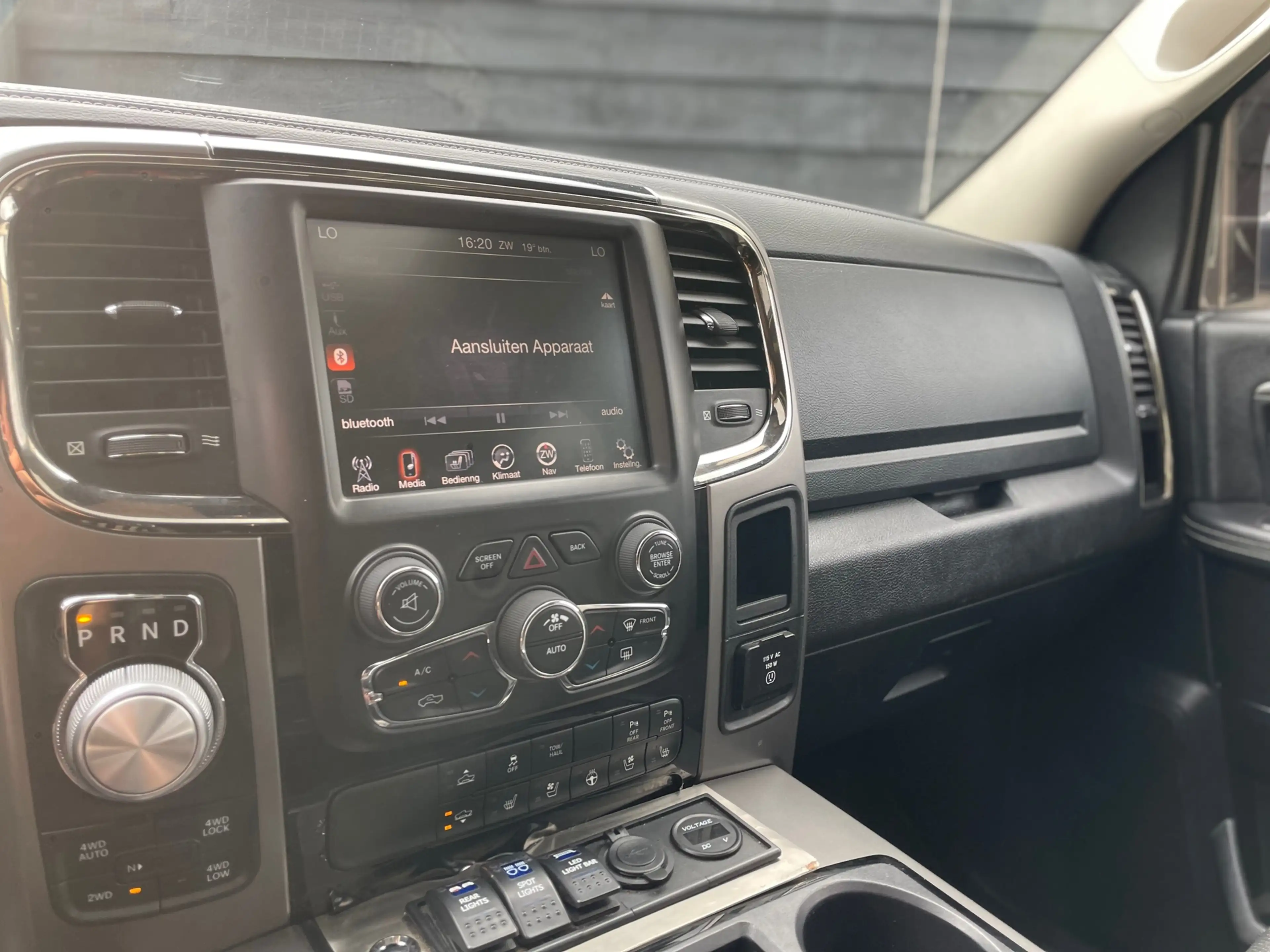 Dodge RAM 1500 5.7 V8 4x4 Crew Cab Sport - LPG - Pano - Hard — photo 15