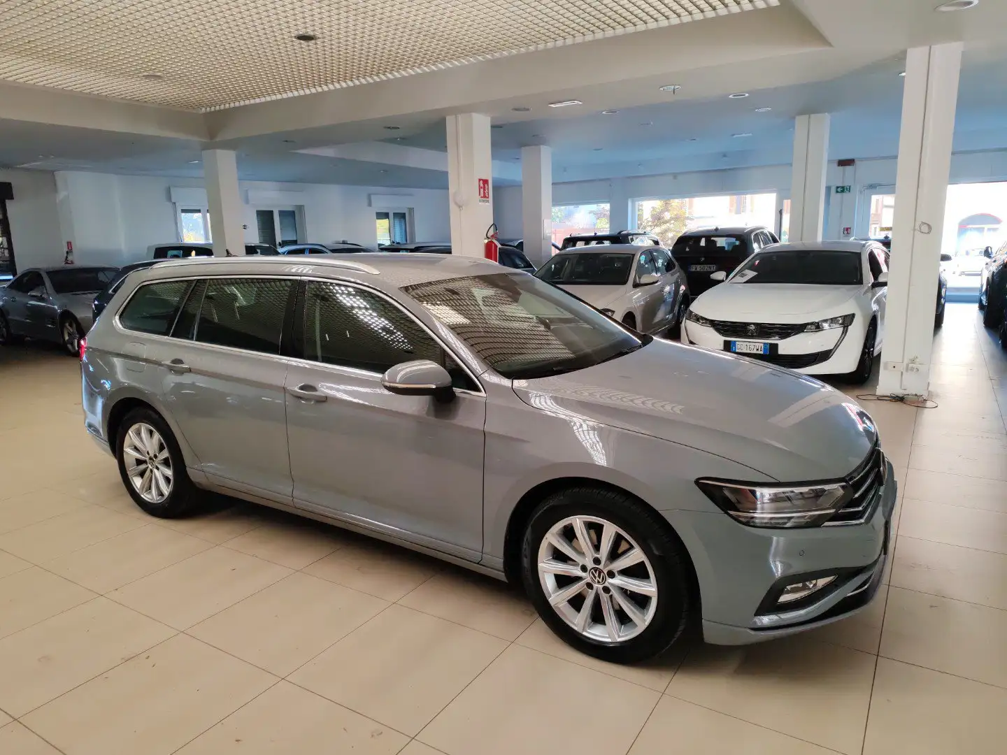Volkswagen Passat Variant 2.0 TDI 150cv EVO DSG Navi Fari LED DAB Gris - 2