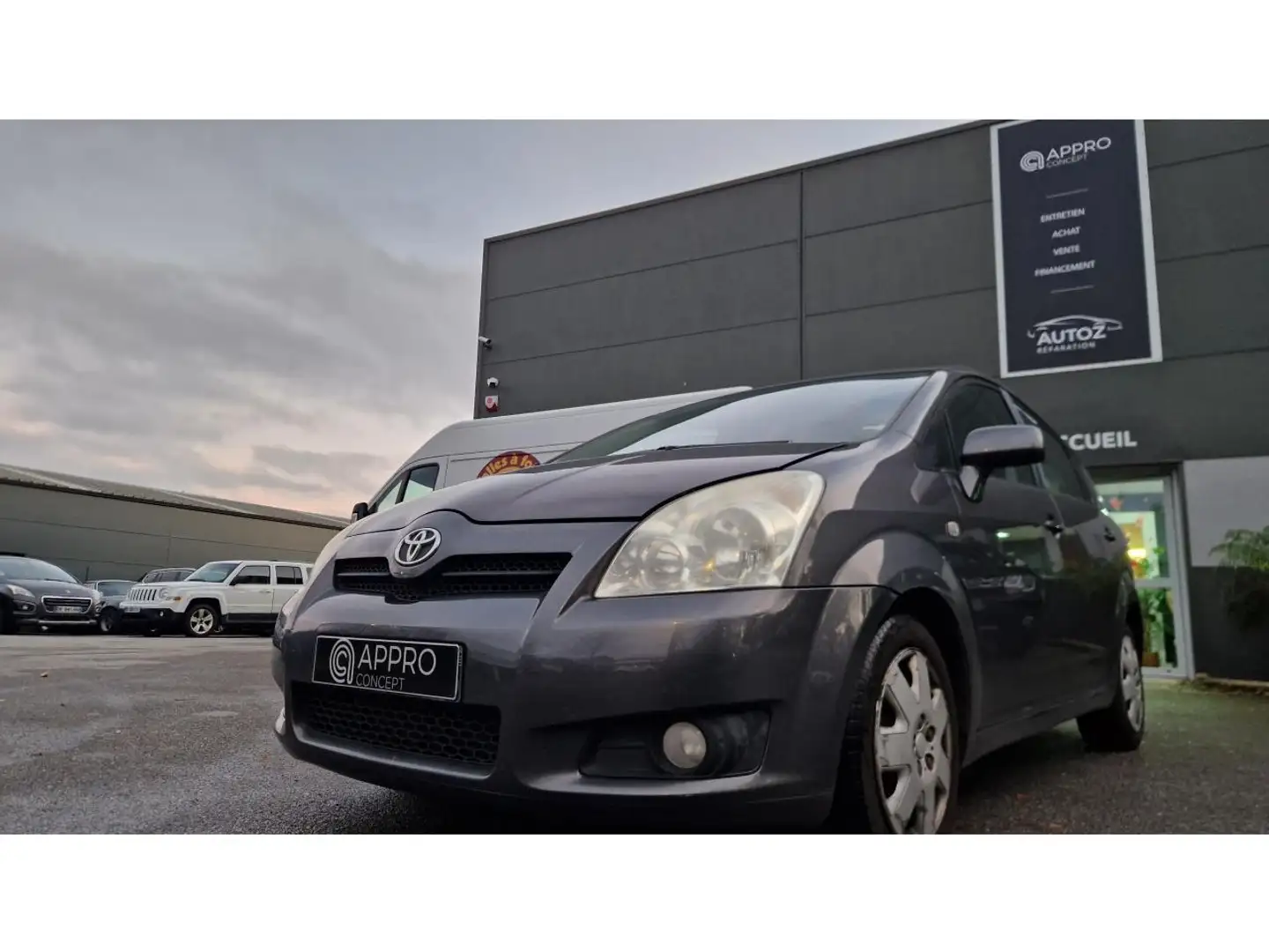 Toyota Corolla Verso Corolla Verso 136 D-4D 7pl BREAK Linea Sol PHASE 2 Grijs - 1