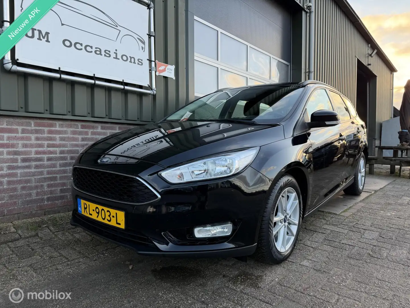 Ford Focus Wagon 1.0 Trend|Airco|Navi|Cruise|Bleutooth|PDC| Zwart - 2