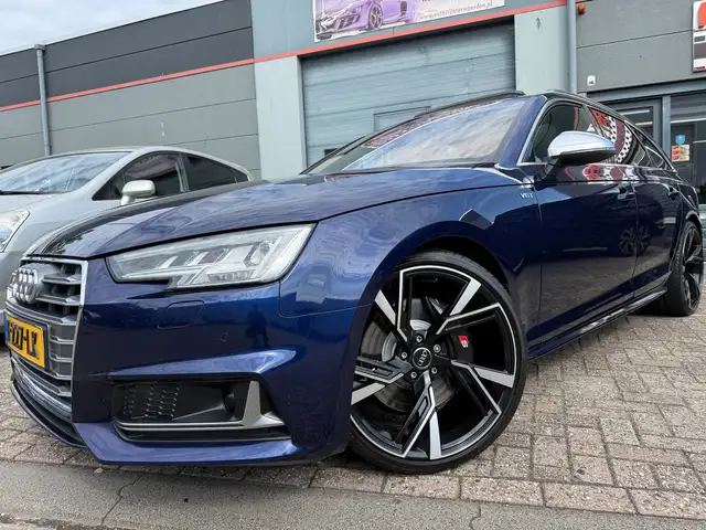 Audi A4 view 5