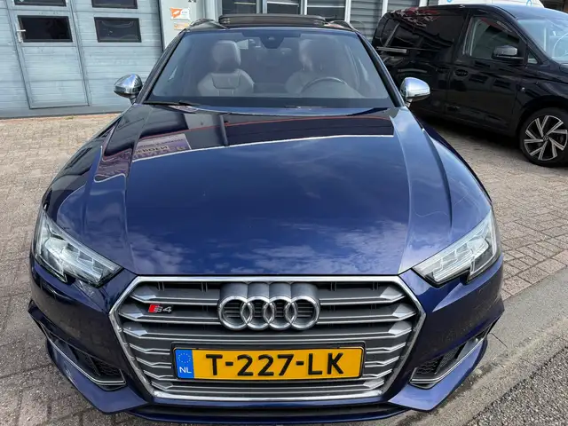 Audi A4 view 12