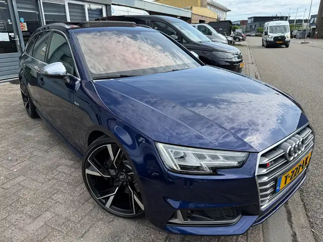 Audi A4 view 3