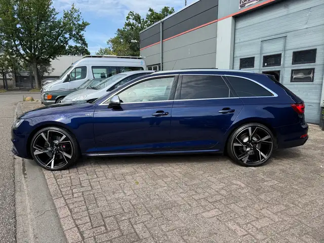 Audi A4 view 10