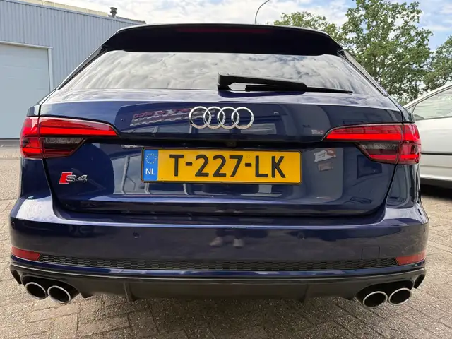 Audi A4 view 9