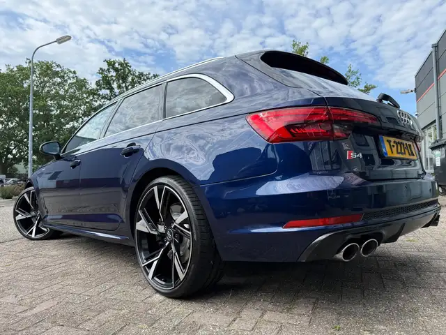 Audi A4 view 8