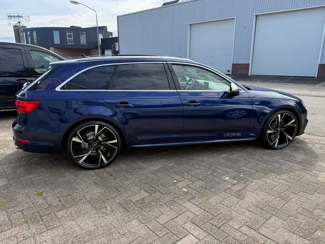 Audi A4 view 11