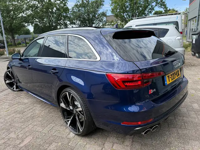 Audi A4 view 4
