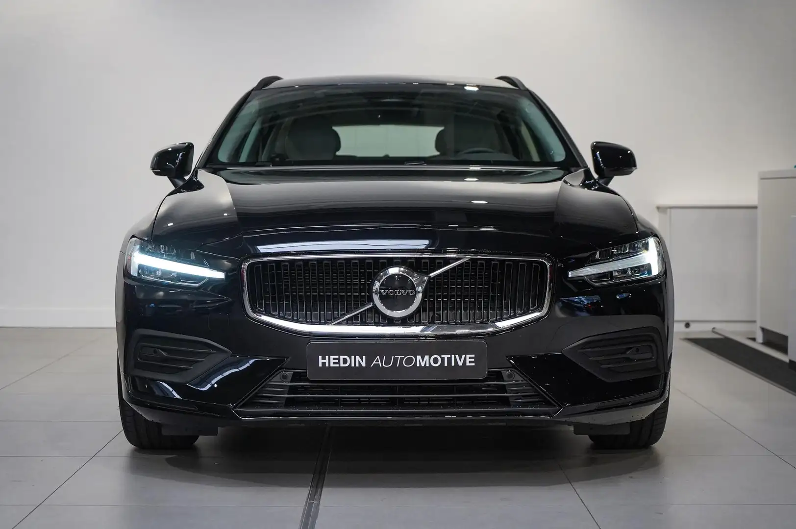 Volvo V60 B3 Essential Mild Hybride Automaat 163pk |Trekhaak Negro - 2