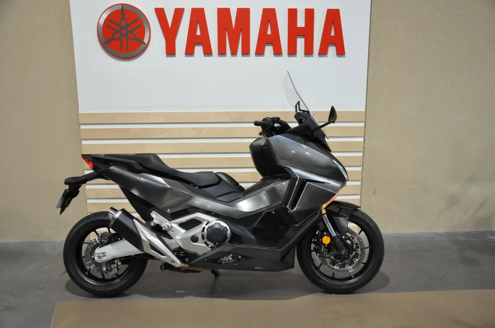 Honda Forza 750 Gris - 1