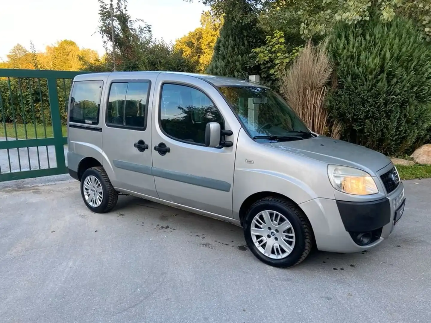 Fiat Doblo Doblo 5-Türer 1.4 8V Dynamic Silber - 2