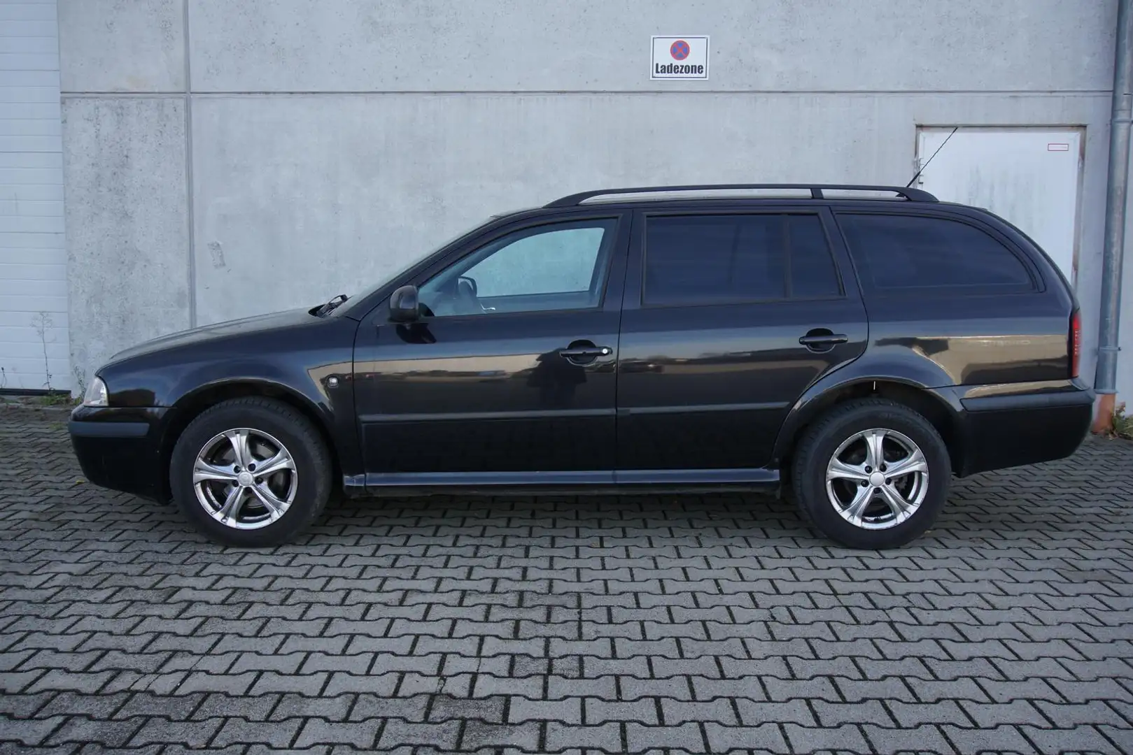 Skoda Octavia 1.9TDI Combi Radio Klima 2.Hand Czarny - 2