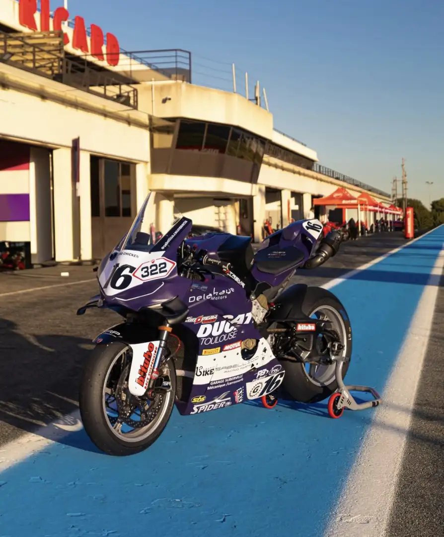 Ducati Panigale V4 Piros - 1