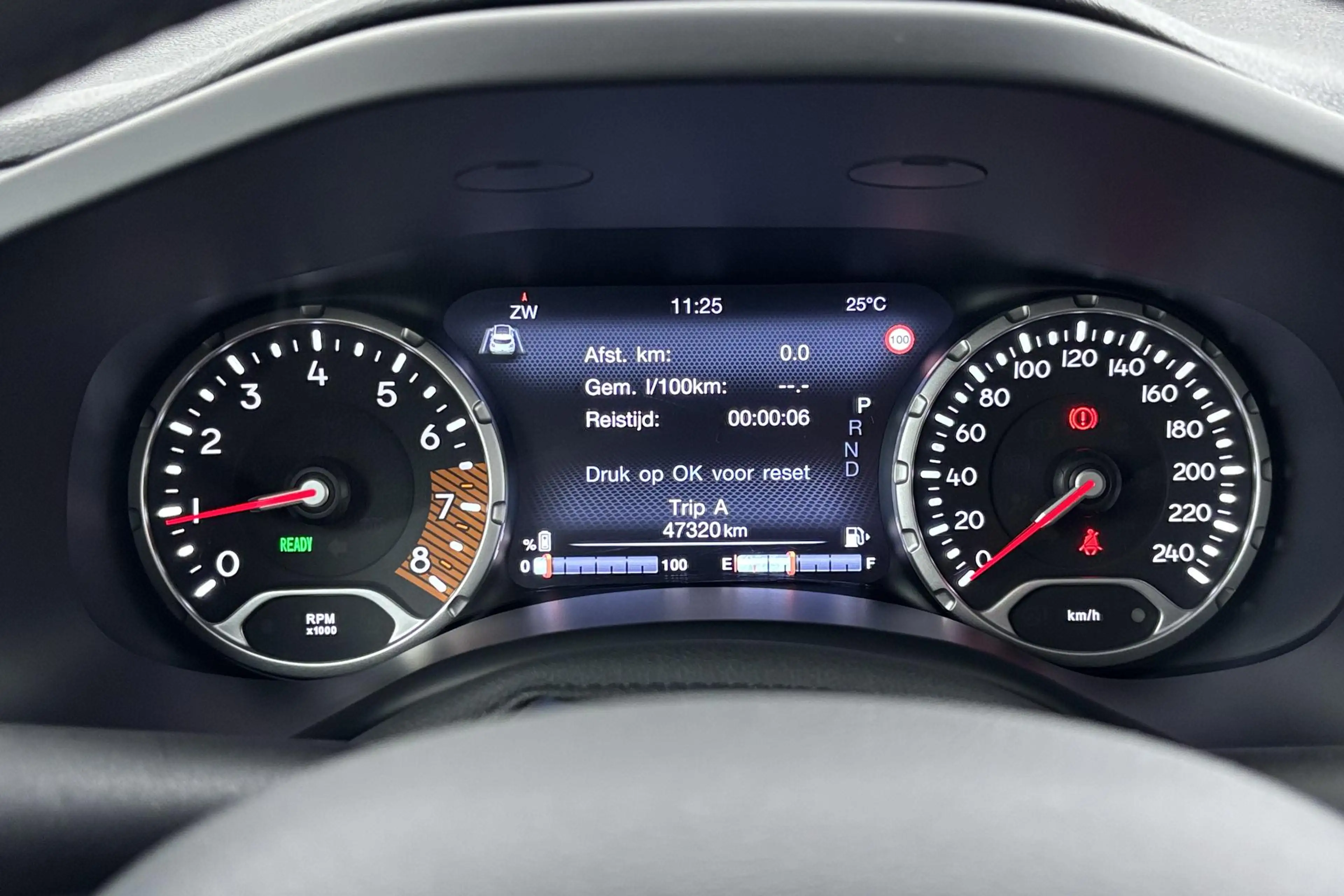 Jeep Renegade 1.5T e-Hybrid Limited Compact avontuur met een sli — photo 4
