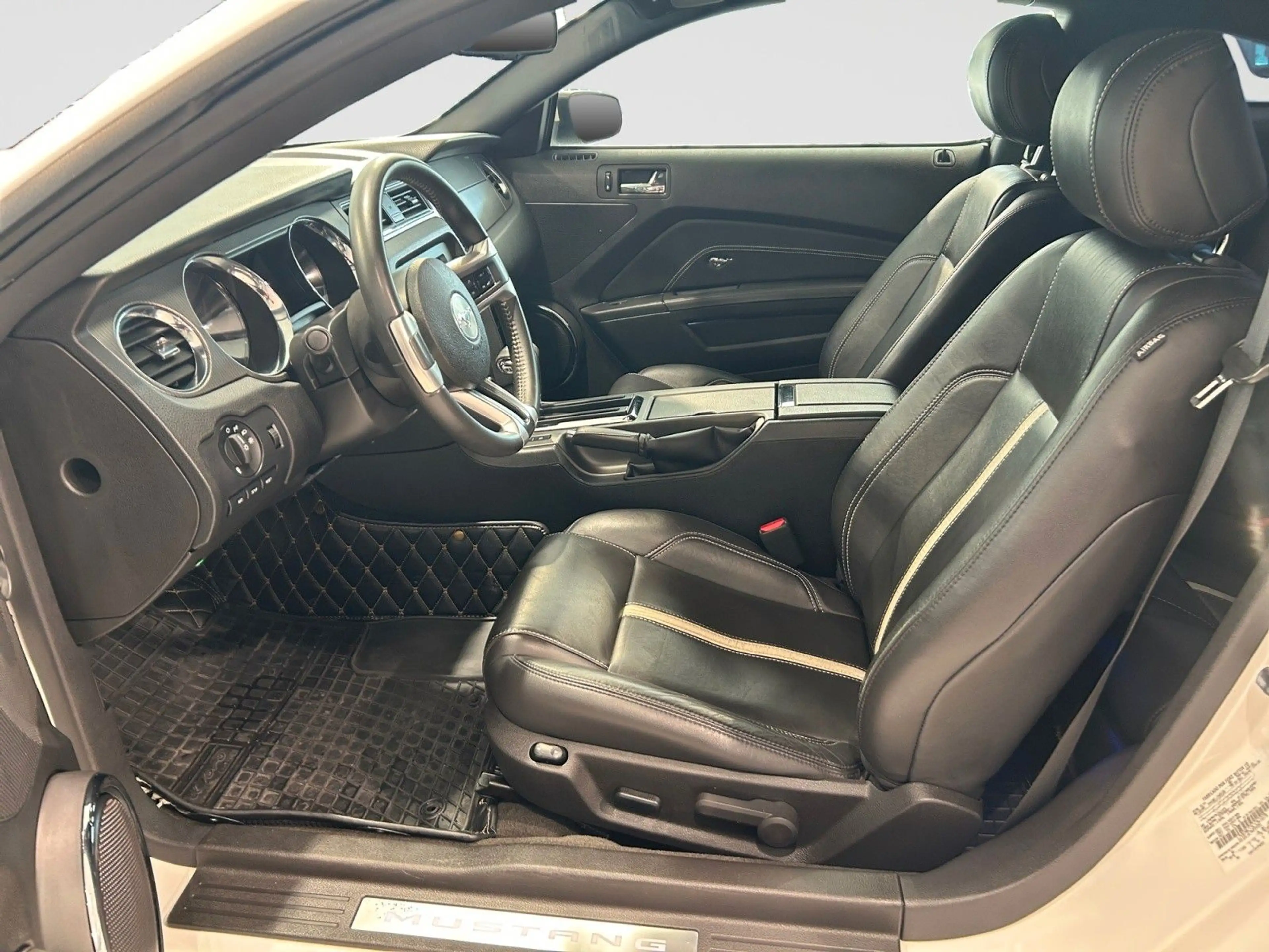 Ford Mustang 5.0 GT — photo 8