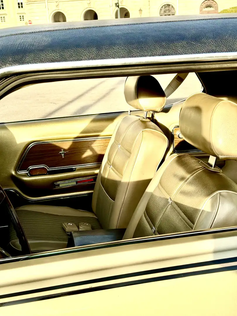 Ford Mustang Grande Gold - 1
