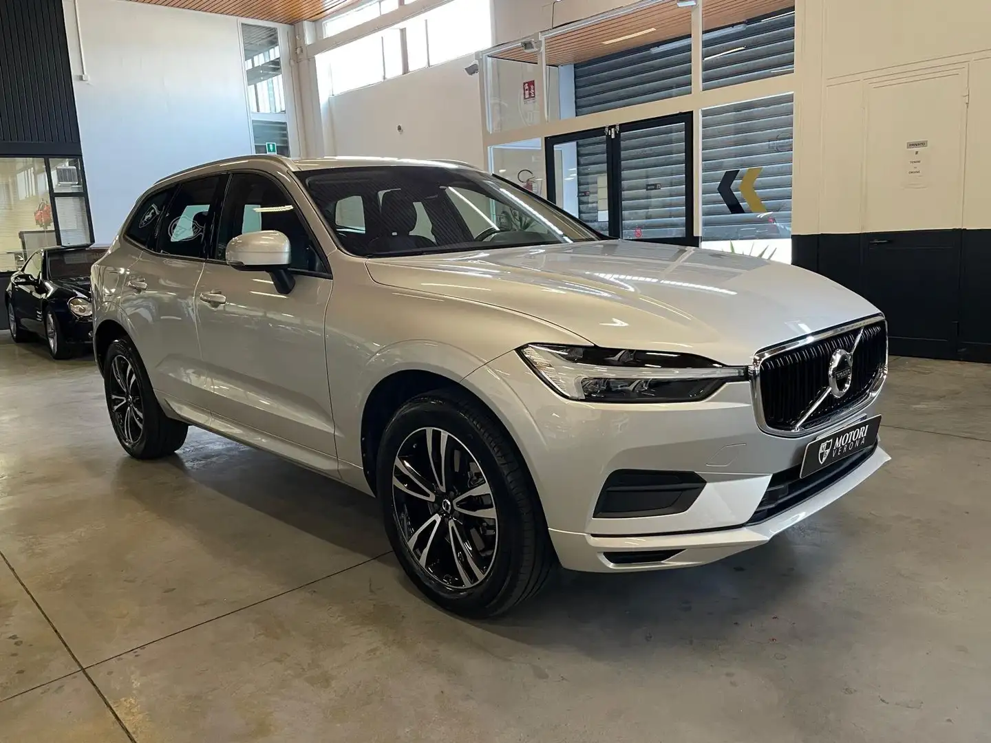 Volvo XC60 2.0 b4 Momentum awd auto my20 N1 Argento - 2