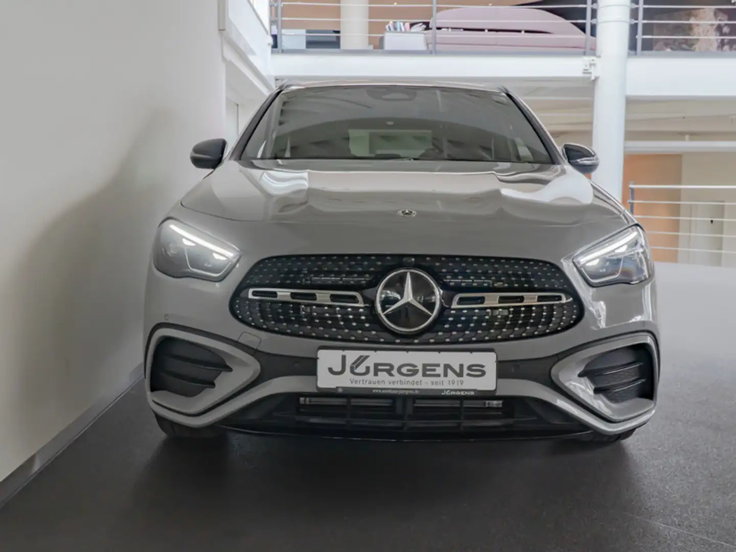 Mercedes-Benz GLA 220 d 4M AMG-Sport/MLB/Pano/AHK/Night/Distr Grau - 2