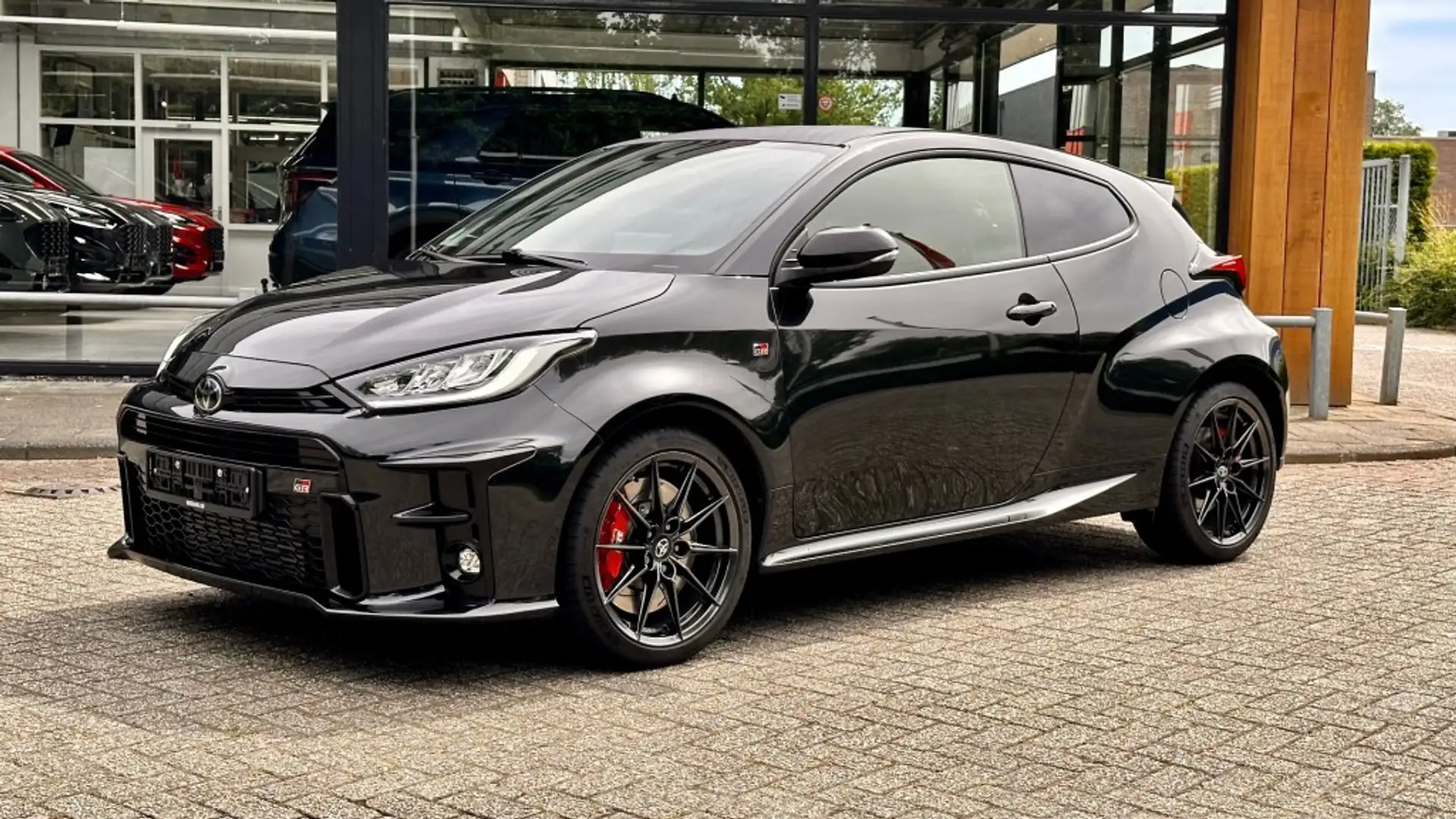 Toyota Yaris 1.6 GR PERFORMANCE Schwarz - 1