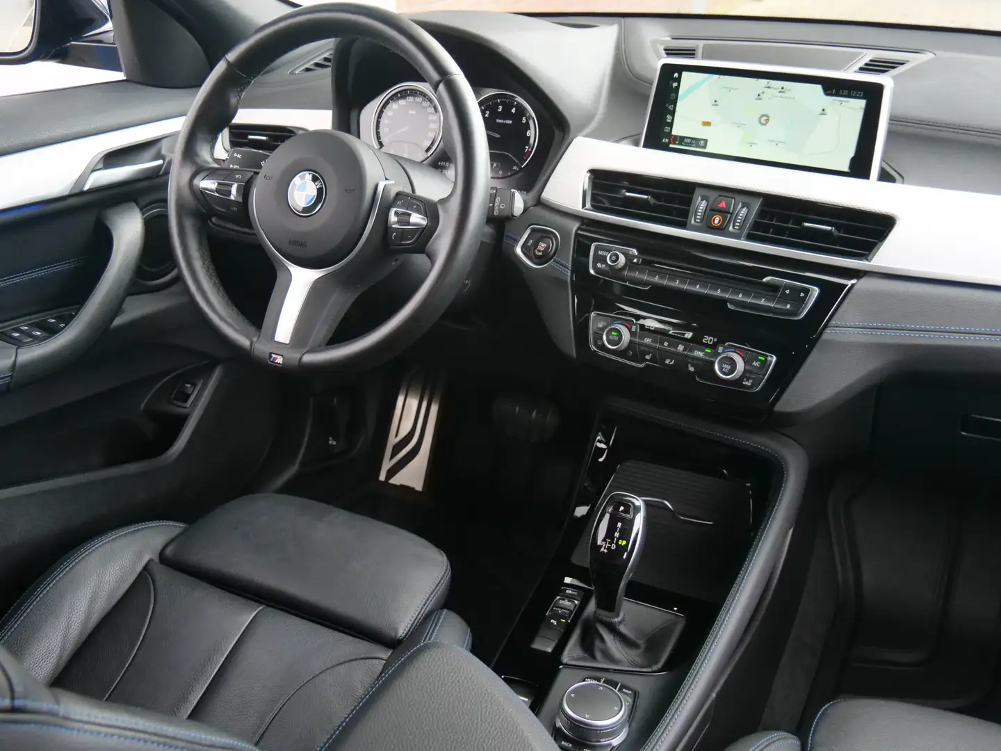 BMW X2 sDrive20i 192pk High Executive Automaat M-pakket L Blauw - 2