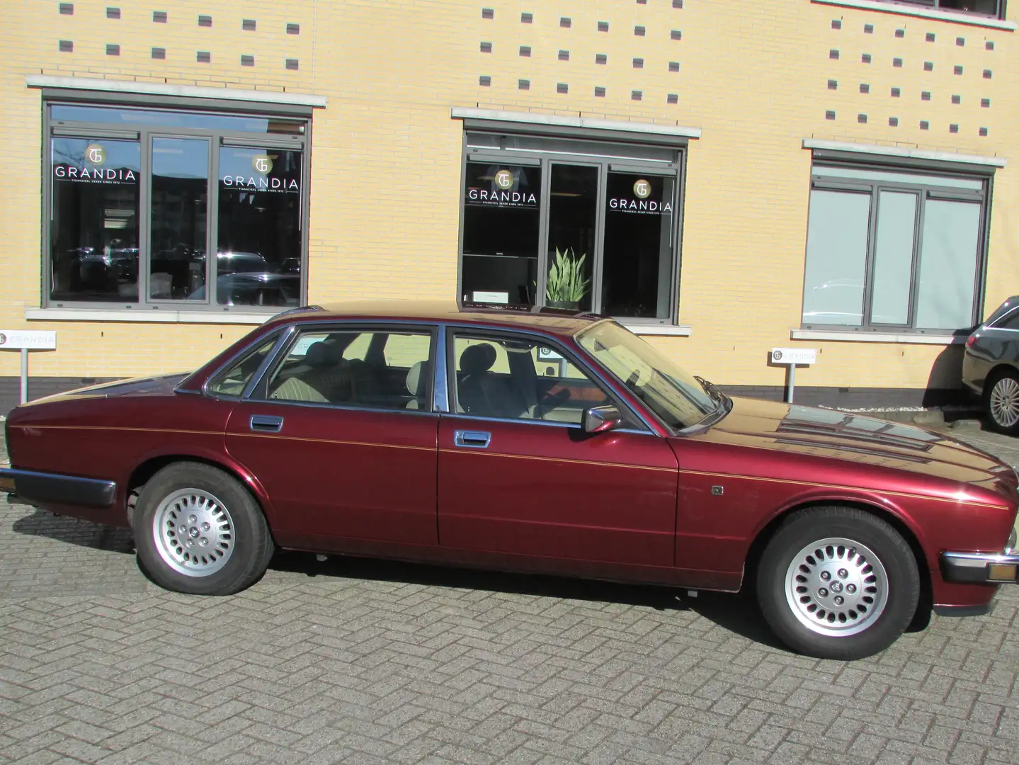 Jaguar XJ40 3.2 Czerwony - 2