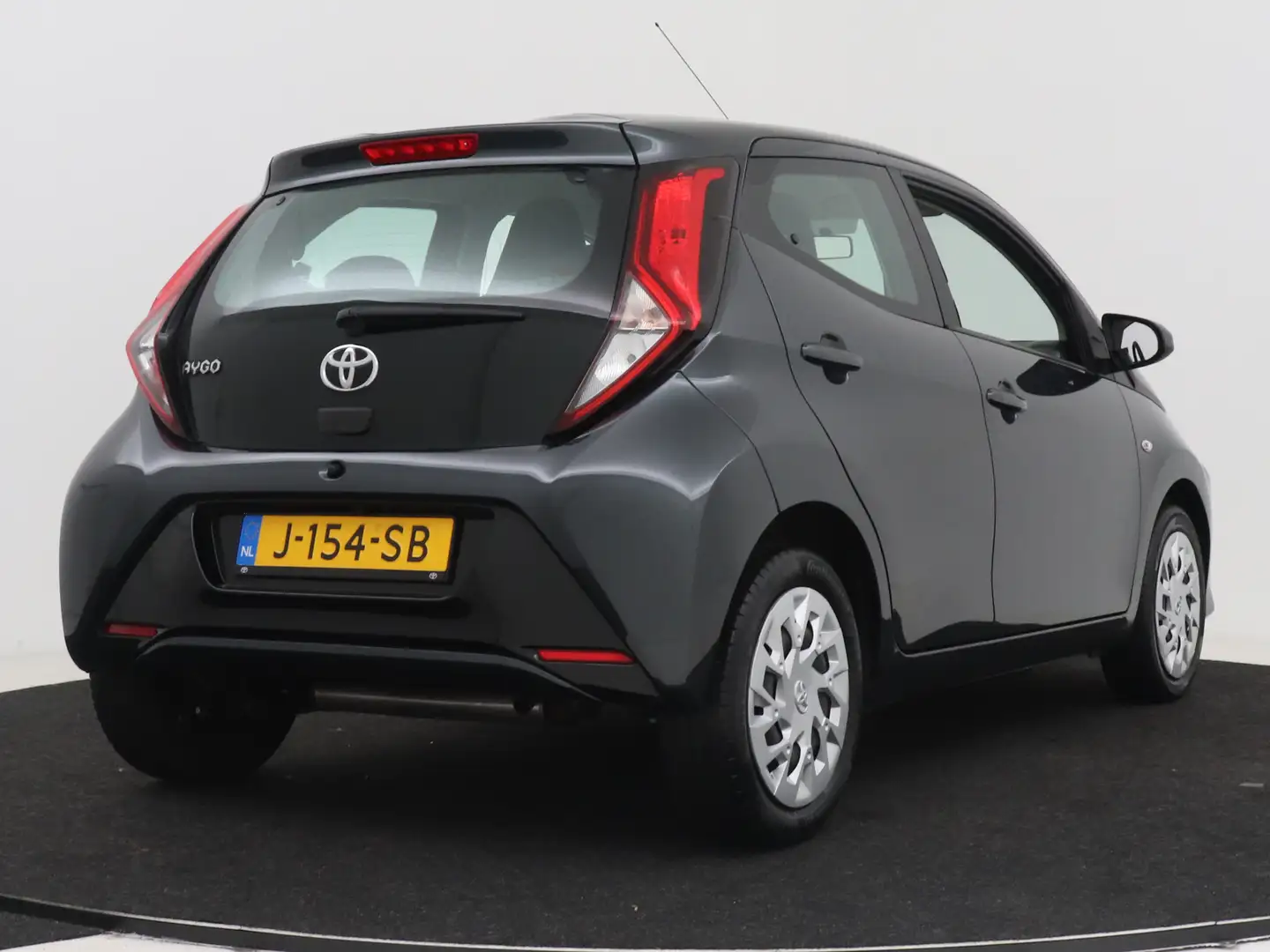 Toyota Aygo 1.0 VVT-i x-play | Airco | Achteruitrijcamera | Ap Grijs - 2