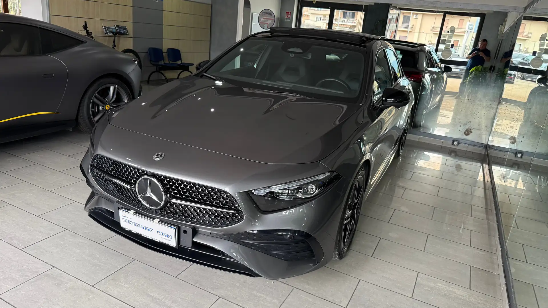 Mercedes-Benz A 200 d Premium Night RESTYLING ITALIANA Grijs - 2